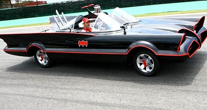 Castroneves pilota o Batmóvel em São Paulo